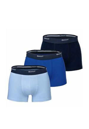Drei Paar Herren-Boxershorts in Hellblau, Königsblau und Marineblau, jeweils mit einem dunklen Bund mit dem Markenschriftzug "GANT".