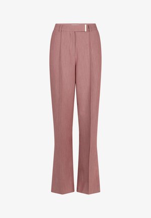 Pantalon mauve taille haute, coupe droite, avec plis plats à l'avant et ceinture ornée d'une petite boucle métallique.