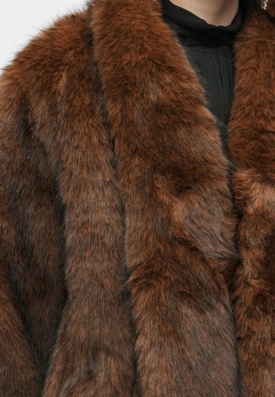 Abrigo de piel sintética marrón con una textura suave y densa, que presenta un pelo largo y un brillo lujoso. El cuello es ancho y envolvente.