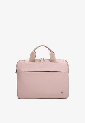 Sacoche d’ordinateur portable rose doux avec deux poignées beiges, poche avant zippée et petit logo circulaire en bas à droite, sur fond blanc.