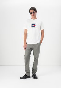 Tommy Hilfiger LINEAR FLAG GRAPHIC TEE UNISEX - Marškinėliai su spaudiniu - white