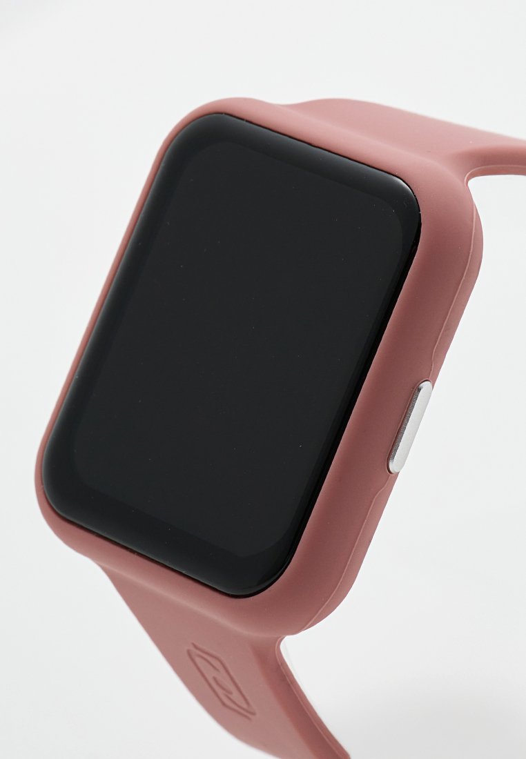 Montre intelligente en silicone rose avec un écran noir carré et un bouton latéral en argent, présentant une texture lisse et des bords arrondis.