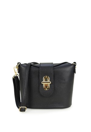 Zwarte, getextureerde leren crossbodytas met verstelbare riem en goudkleurige metalen sluiting op de voorslag.