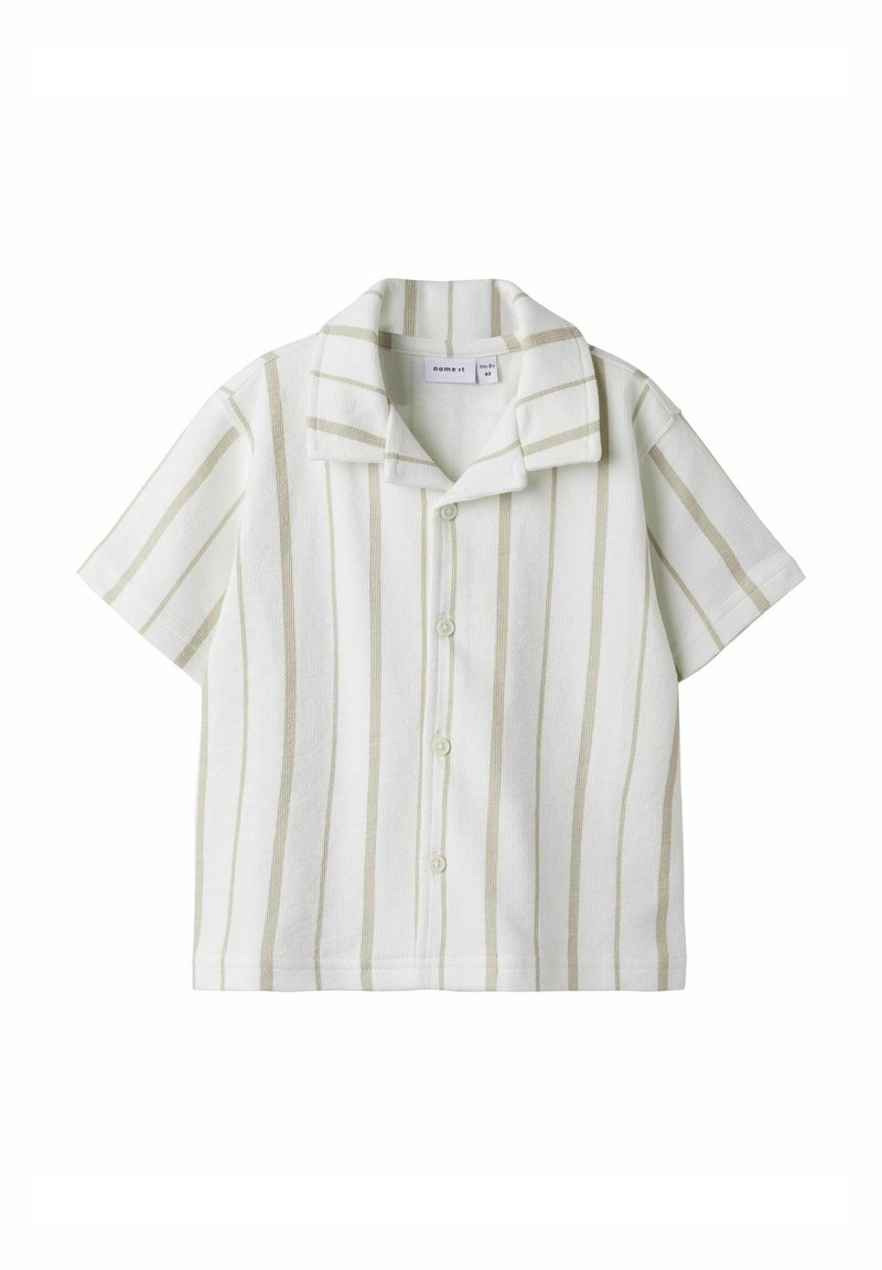 Camisa de manga corta abotonada en blanco con rayas verticales verdes, con un cuello extendido y un corte relajado. Tejido suave y texturizado.