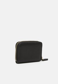 Portefeuille en cuir noir texturé avec fermeture éclair. Il dispose d'une fermeture éclair en métal doré et a une forme rectangulaire élancée. Design compact et pratique.