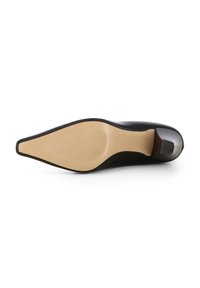 Scarpa nera con tacco alto, punta affusolata e finitura liscia, dotata di suola in gomma rigata color beige e tacco a blocco di piccole dimensioni.