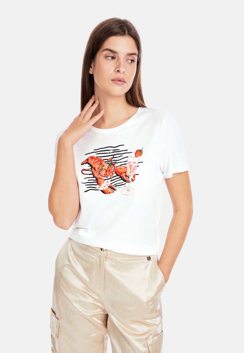Weißes Baumwoll-T-Shirt mit einem bunten Hummer- und Cocktail-Design. Einfacher Rundhalsausschnitt, kurze Ärmel und mit einem lockeren Schnitt.