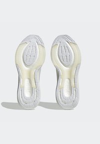 Białe sneakersy z teksturowaną podeszwą, z przezroczystym gumowym środkowym elementem i wzorowanym bieżnikiem dla lepszej przyczepności. Zaokrąglony kształt z gładkim wykończeniem.