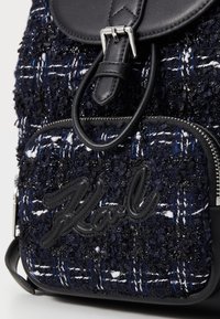 KARL LAGERFELD SKUARE BACKPACK BOUCLE - Hátizsák - dark navy boucle