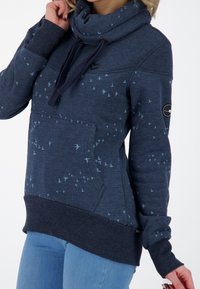 Sudadera de patrón azul marino con cuello alto, cordón y bolsillo tipo canguro. Presenta ligeros motivos de aves y puños y dobladillo acanalados.