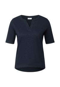 T-shirt bleu marine avec un col en V, des manches courtes et un ourlet légèrement arrondi. Fabriqué en tissu doux et lisse avec une texture minimale.