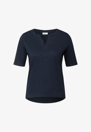 Navyblauwe T-shirt met een V-hals, korte mouwen en een licht gebogen onderzoom. Gemaakt van zachte, gladde stof met een minimale textuur.
