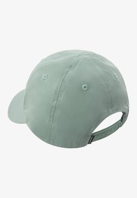 Casquette en coton verte avec une visière courbée, fermeture snapback ajustable et trous de ventilation sur les panneaux supérieurs.