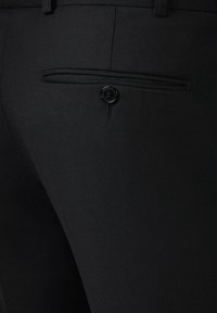 Czarne spodnie z tylną kieszenią zapinaną na guzik, o gładkiej fakturze materiału i dopasowanym kroju.