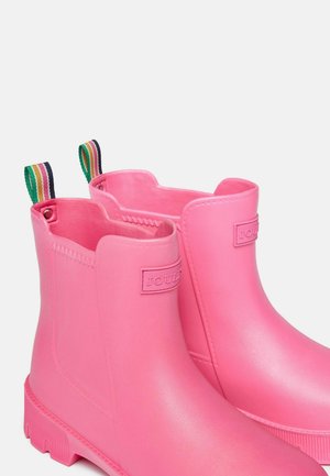Ružové gumové členkové topánky s hladkou textúrou, kontrastnými zelenými a pruhovanými úchytmi a vyrazeným logom na boku.