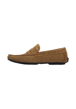Mocasines de ante marrón con diseño de mocasín, que presentan una puntera cosida, un acento de correa de cuero y suela de goma para mayor tracción.