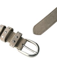 Grau Wildledergürtel mit silberner Metallschnalle, verziert mit Nietenakzenten und drei verstellbaren Riemen entlang der Länge. Glatte Textur und saubere Kanten.