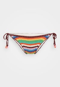 Bas de bikini au crochet multicolore avec des rayures horizontales en rouge, vert, jaune et bleu, avec des liens ajustables sur les côtés.