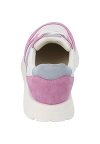 Zapatillas de ante rosa y azul con una suela texturizada blanca, que cuentan con un cuello acolchado y una parte superior perforada para mayor transpirabilidad.