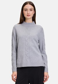 Grau gestrickter Pullover mit einem rippenartigen Kragen und Saum, der ein zentrales Kabelmuster an der Vorderseite und strukturierte Ärmel aufweist.