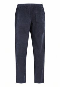 Pantalones de pana azul marino con un ajuste relajado, cintura elástica y un bolsillo trasero. Textura suave con un patrón de relieve vertical.