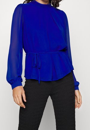 Koninklijke blauwe blouse van lichtgewicht stof, met lange mouwen, een hoge hals, een peplum taille en een strikdetail in de taille.