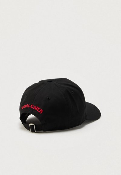 Fekete baseballsapka állítható pánttal és vörös hímzett "100% CATEN" felirattal a hátoldalán, világos háttéren bemutatva.