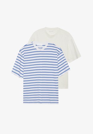 Két rövid ujjú póló: az egyik fehér kék csíkokkal, a másik egyszínű világos krém. Puha pamut anyag, kerek nyakú dizájn, laza fazon.