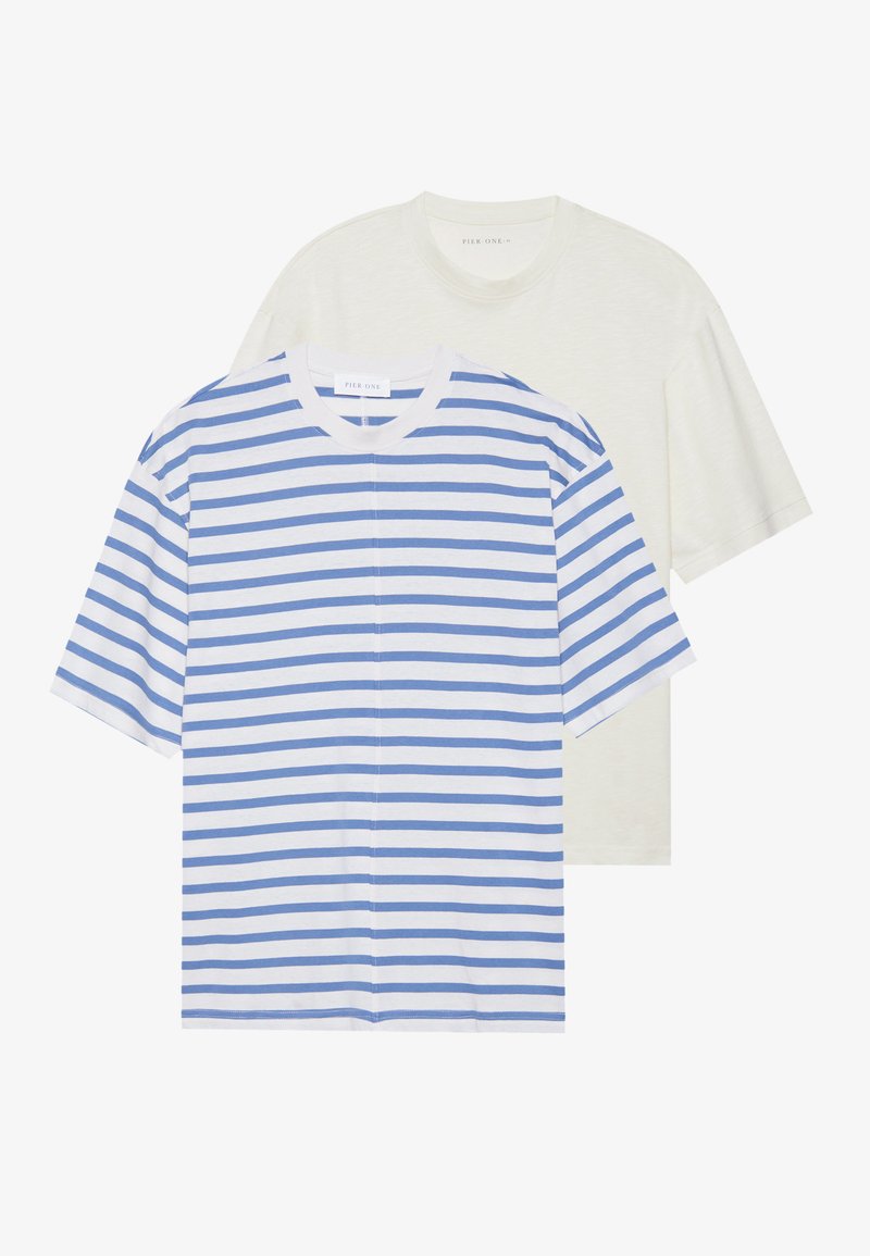 Zwei kurzärmlige T-Shirts: eines weiß mit blauen Streifen und eines in einfarbig hellem Creme. Aus weichem Baumwollmaterial, mit Rundhalsausschnitt und lockerer Passform.