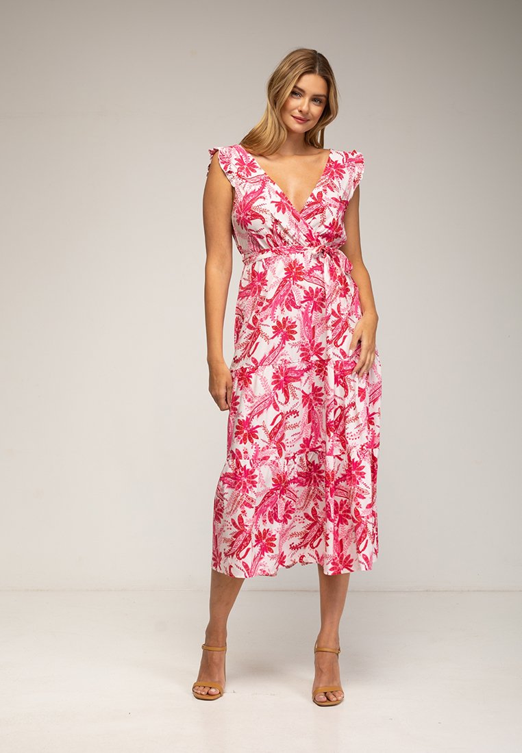 Robe midi florale rose et blanche avec un décolleté en V, des manches volantes et une ceinture en tissu à la taille. Design léger et fluide.