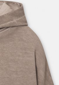 Sudadera beige con un escote alto, textura suave y detalles de costura sutiles. El tejido parece grueso y cálido, adecuado para el clima más fresco.