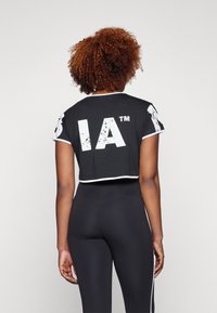 Nebbia CROP TOP - Apdrukāts T-krekls - black