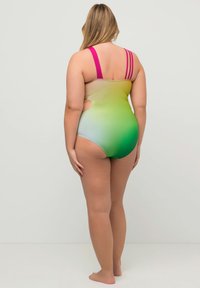 Multikleuren badpak met een verloop van roze bij de schouderbanden naar groen aan de onderkant, met uitsneden aan de zijkanten en een soepele textuur.