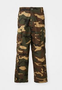 Pantalones cargo de camuflaje en verde, marrón y beige. Cuentan con dos grandes bolsillos laterales y un cierre de botón. Fabricados con una tela texturizada.