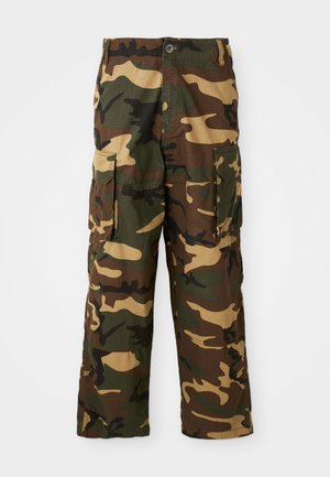 Pantalons cargo camouflage en vert, marron et beige. Dotés de deux grandes poches latérales et d'une fermeture à bouton. Fabriqués en tissu texturé.