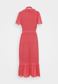 Robe midi rouge à manches courtes, petit motif blanc, taille cintrée, col et ourlet volanté, vue de dos sur fond uni.