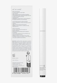 Stylo de soin des ongles cylindrique blanc avec une finition mate. L'étiquette présente un texte multilingue et un code-barres. Contient 2,8 ml de produit.