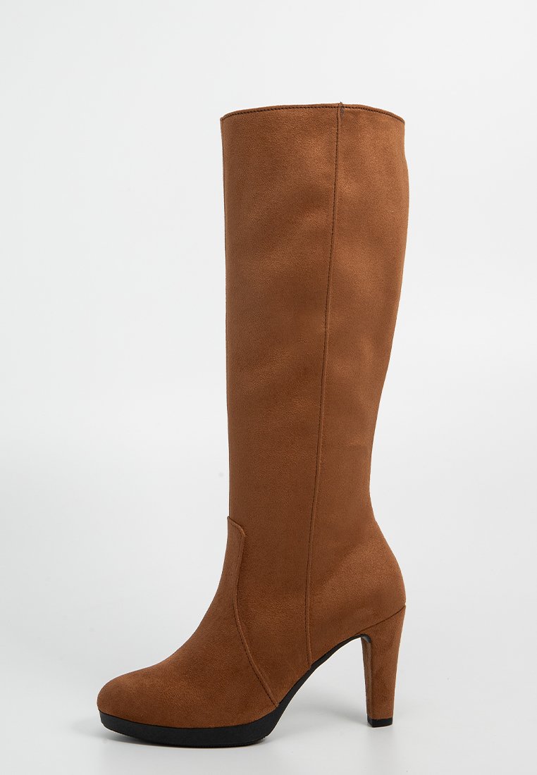 Braune Wildlederkniehohe Stiefel mit hohen Absätzen, die über eine glatte Textur, seitliche Steppnähte und eine dezente, abgerundete Zehenpartie verfügen.