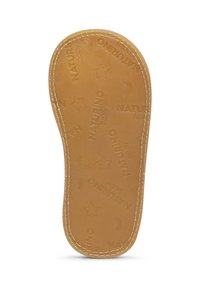 Soletta in pelle marrone con stelle e lune in rilievo e testo "NATURINO baby", caratterizzata da cuciture bianche lungo il bordo. Superficie piatta e liscia.