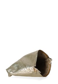 Metaal gouden pouch tas met een driehoekige vorm, gladde textuur en ritssluiting. Interieur is gevoerd met een contrasterende stof.