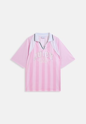 Ροζ και λευκή ριγέ αθλητική φανέλα με το κείμενο "JUICY" και λευκό γιακά με μαύρη επένδυση, εμφανίζεται επίπεδη σε λευκό φόντο.