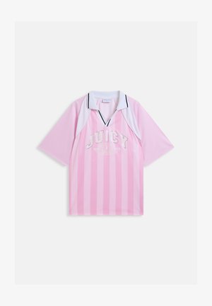 Rozā un baltas svītras sporta krekls ar uzrakstu "JUICY" un baltu apkakli ar melnu apmali, attēlots izklāts uz balta fona.