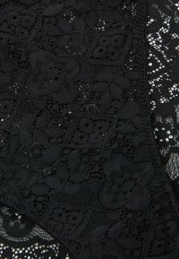 Schwarzer Spitze Stoff mit floralen und geometrischen Mustern, aufwendig gestaltet mit unterschiedlichen Texturen, die Transparenz und Opazität betonen.