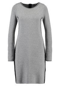 Robe grise à manches longues en tissu tricoté texturé, avec des accents noirs sur les côtés et un col arrondi avec une fermeture à agrafe au dos.