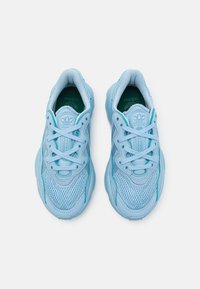 adidas Originals OZWEEGO KIDS - Sneakers - clear sky/collegiate green