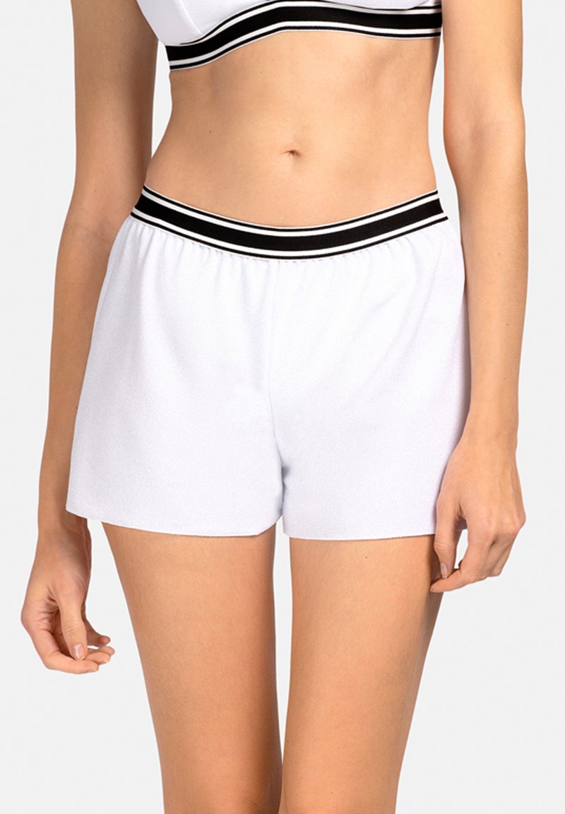 Białe sportowe spodenki z elastycznym pasem, z czarnymi paskami na górze. Gładka faktura i luźny krój.