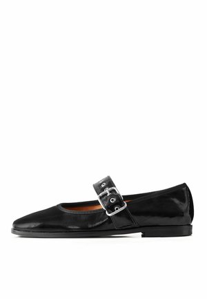 Černá lakovaná Mary Jane bota s kulatou špičkou a bočním páskem s kovovou sponou. Plochý podpatek, hladká textura a bezproblémový design.