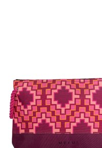 Borsa in tessuto con un motivo geometrico nei toni del rosa, viola e arancio. Presenta una parte superiore decorata e una parte inferiore uniforme.
