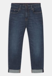 Tmavě modré denimové džíny se střihem rovného nohavice, s ohrnutým manžetou, dvěma předními kapsami a zapínáním na knoflík v pase.