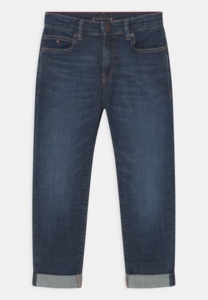 Jean en denim bleu foncé avec une coupe droite, présentant un ourlet retroussé, deux poches avant et une fermeture à bouton à la taille.